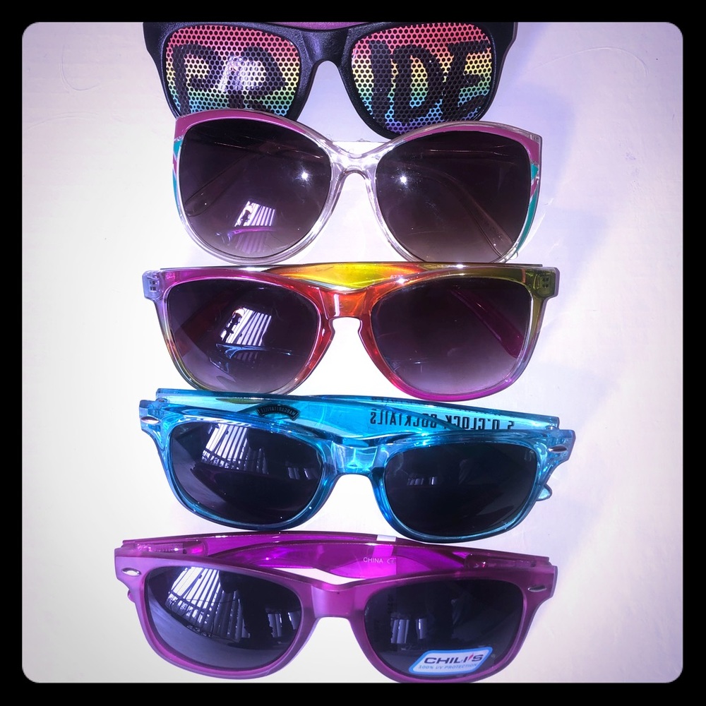 5 pairs of different sun glasses same style